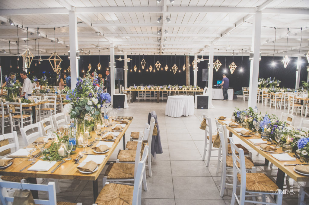 Blue and white colors for the wedding's venue decoration